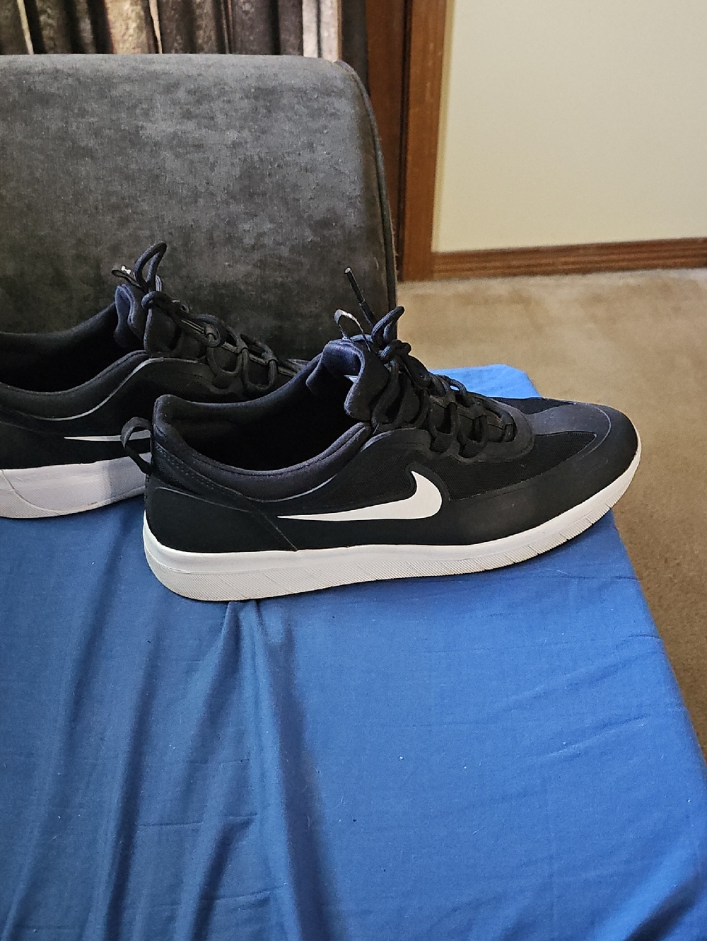 Nike Men’s Black Sneakers with White Swoosh
